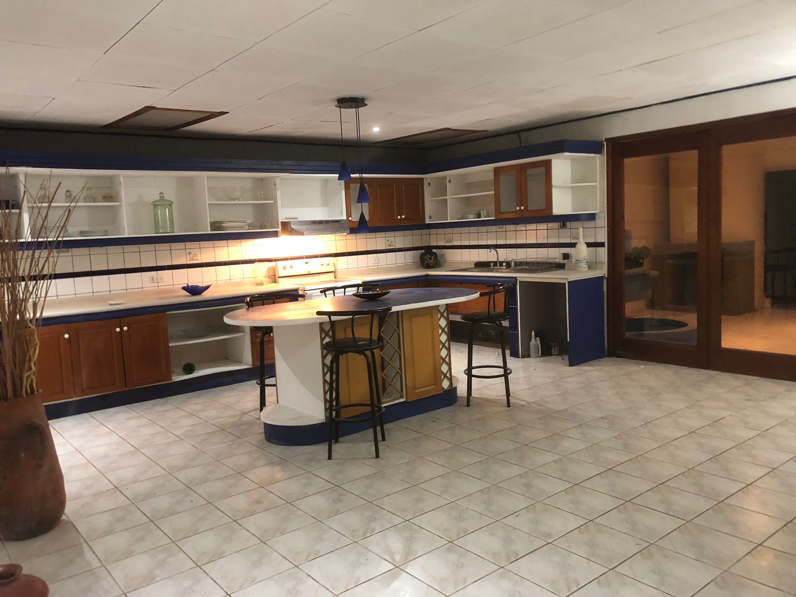 Cocina con isla y vista al jardín